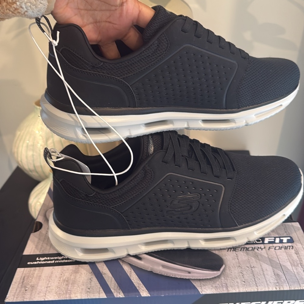 Skechers’s GLIDE-RITE all day comfort sneakers - Picture 7 of 7